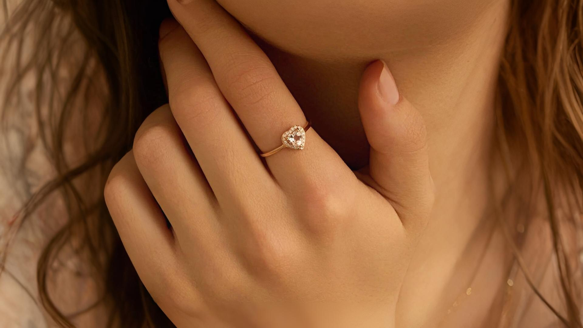 Anello di fidanzamento su fondo chiaro